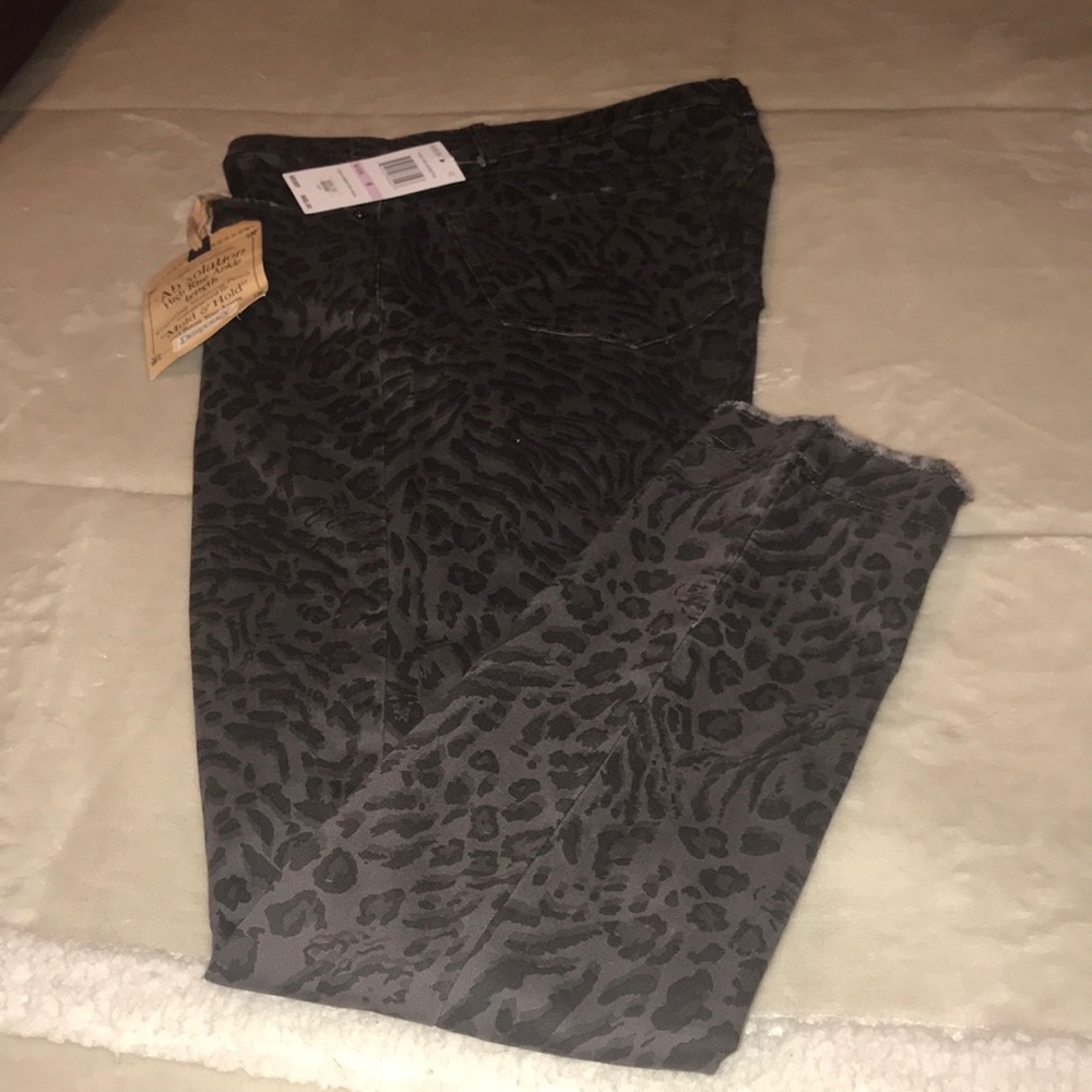 Never worn super cute print jeans